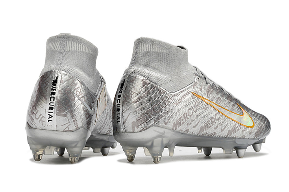 Crampons Mercurial Superfly IX Elite avec pointes en acier et semelle en caoutchouc, adapté pour football.