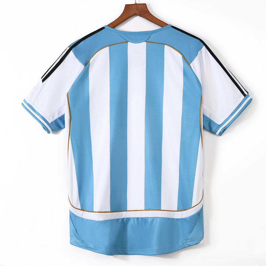 Maillot domicile rétro de l'Argentine 2006, marque Le 12 -ème Maillot, vue front avec logo et détails traditionnels.