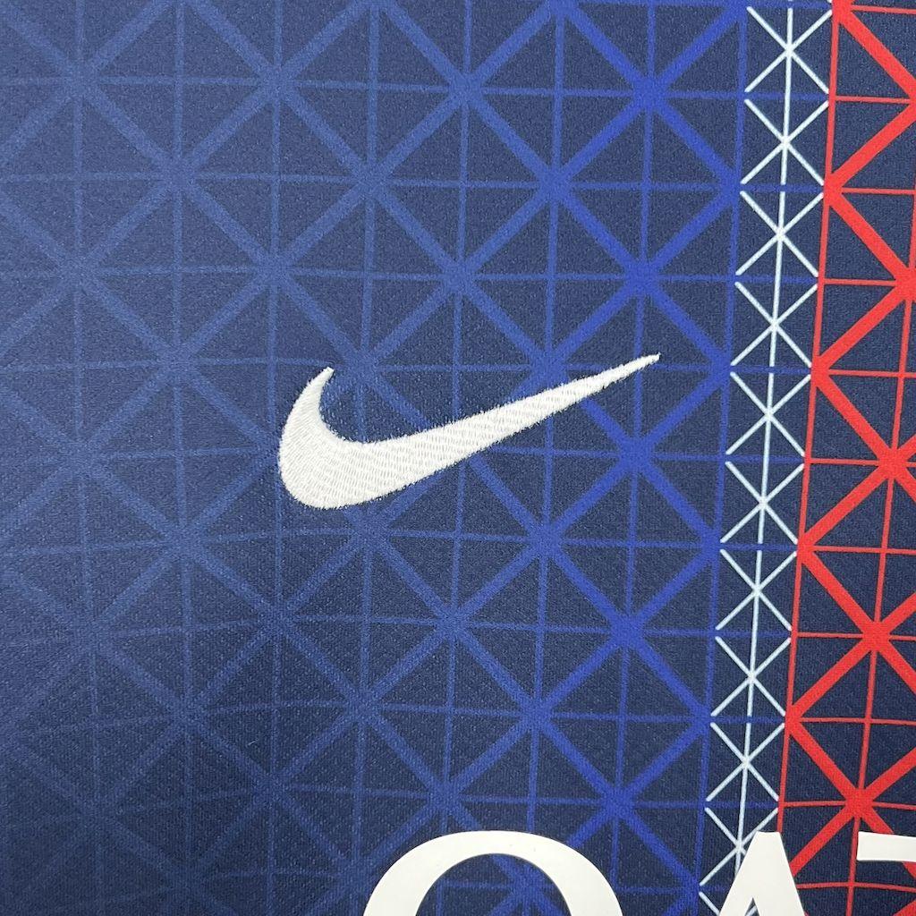 Maillot PSG 2025/26 Le 12-ème Maillot, maillot de football avec logo et design moderne, porté par un mannequin.