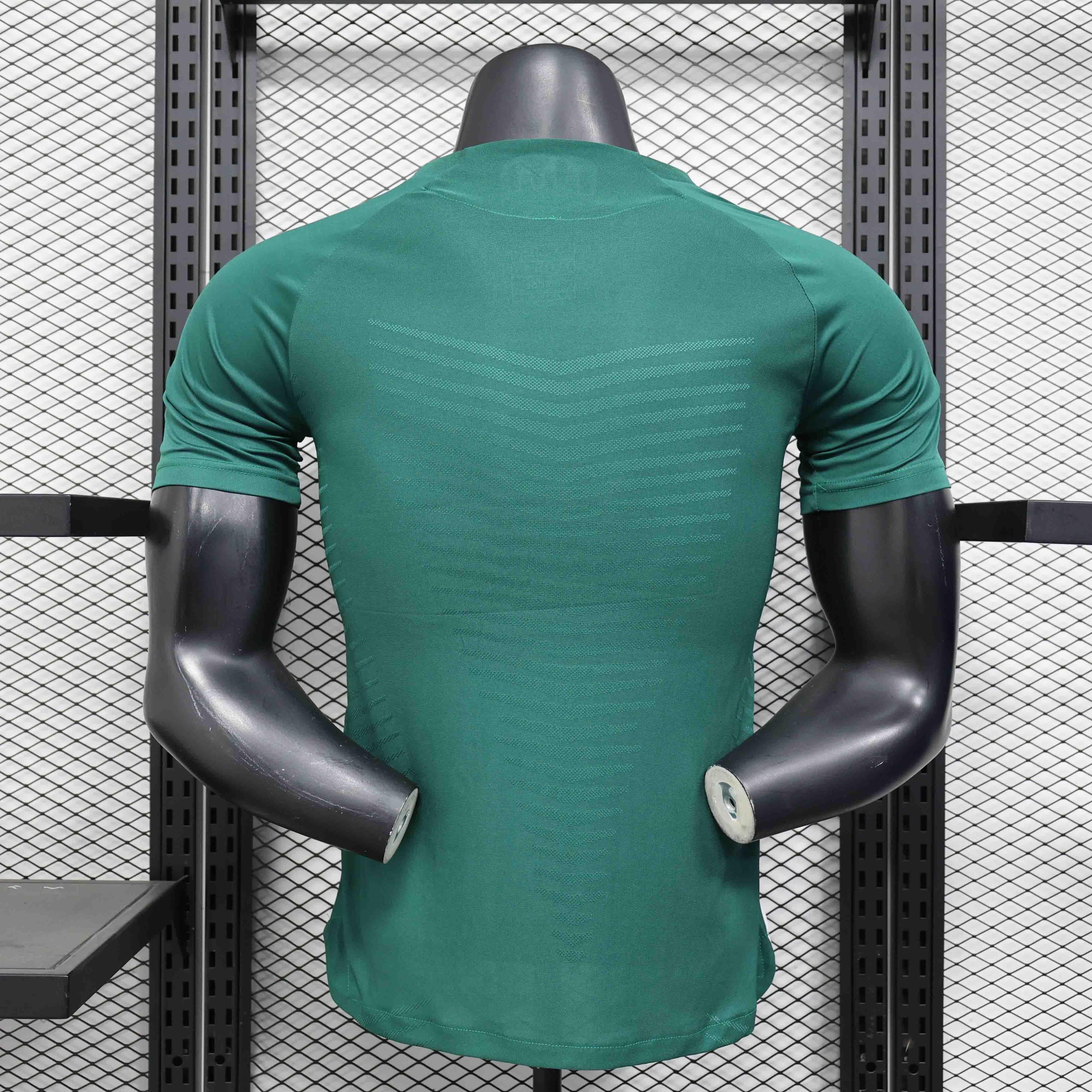 Maillot concept Real Madrid 2025-26, maillot de football Le 12 -ème Maillot, en tissu blanc avec logo et détails sportifs.