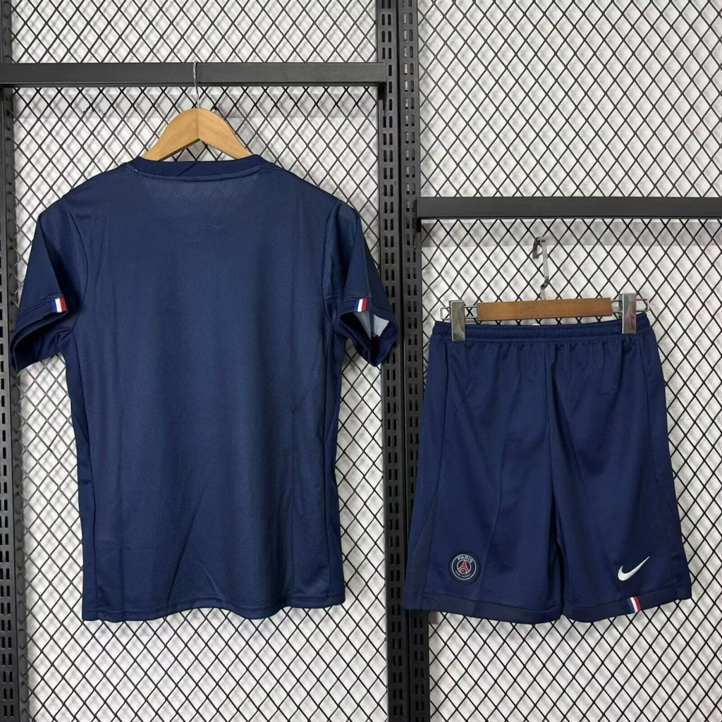 Ensemble domicile PSG adulte 25/26 de Le 12 -ème Maillot, maillot et short avec logo et couleurs officielles du Paris Saint-Germain.