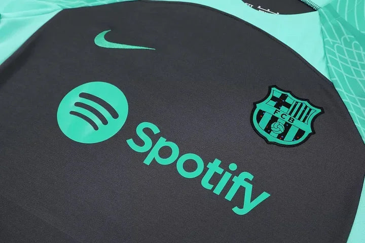 Maillot d'entraînement FC Barcelone 2023-2024 Le 12, jersey de football avec logo et motifs sportifs, vue de face.