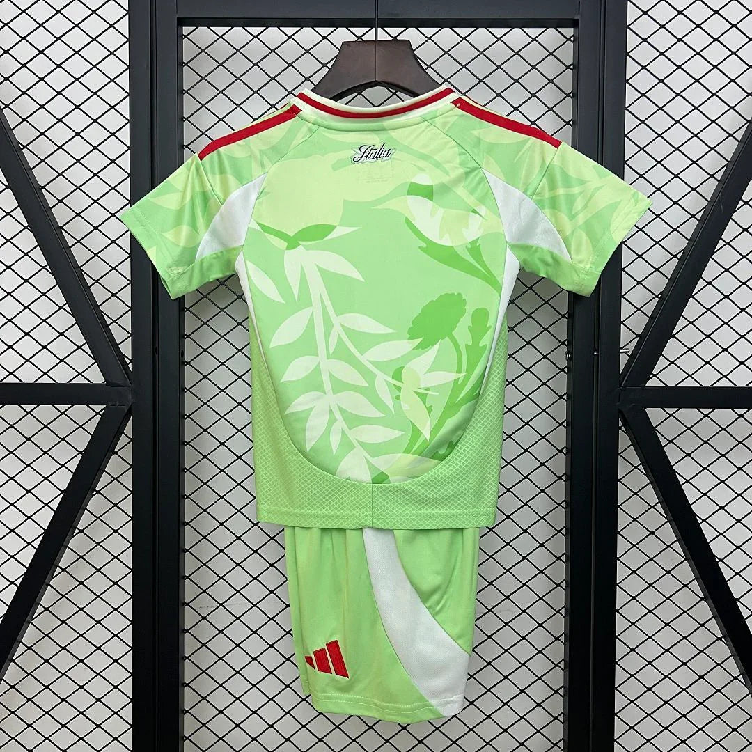 Kit enfant extérieur Italie 2025 de Le 12 -ème Maillot, maillots et accessoires colorés pour jeunes supporters.