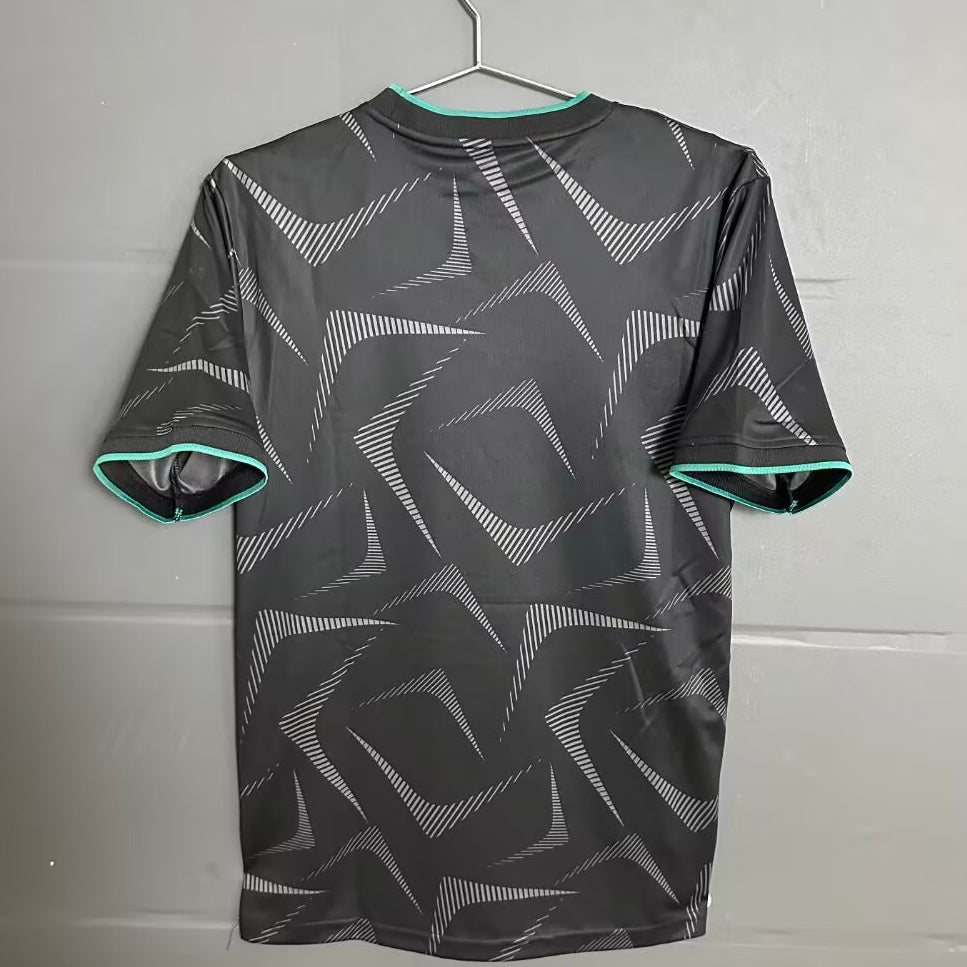 Maillot de football Ireland Third 25/26, marque Le 12 -ème Maillot, vue de face avec logo et motifs verts.