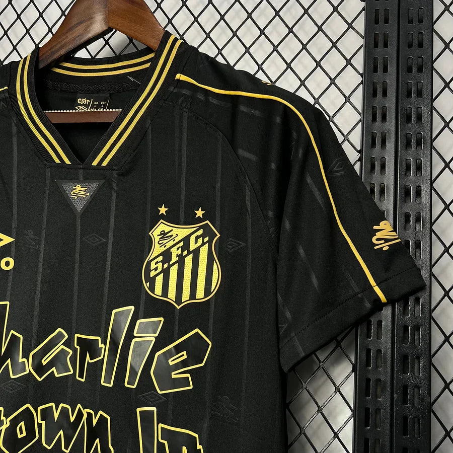 Maillot Santos 24/25 Charlie Brown Jr de la marque Le 12 -ème Maillot, vue de face avec logo et détails colorés.