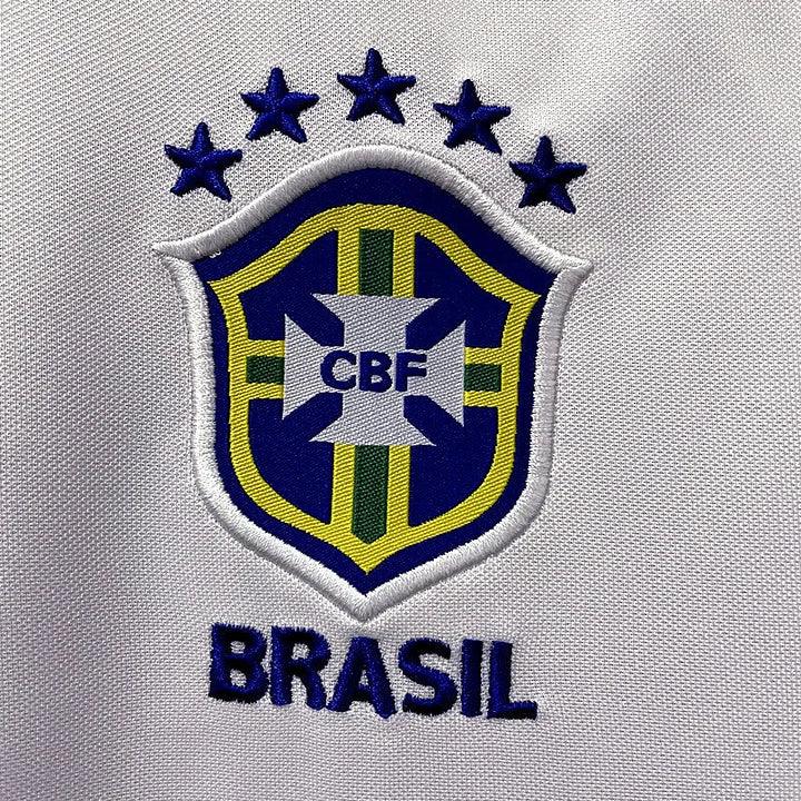Maillot de football Brésil 2022/23 Le 12, maillot officiel avec couleurs vertes et jaunes, vue de face.