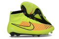 Crampons MAGISTA OBRA ACC de Le 12 -ème Maillot, fixation solide avec pointes pour chaussures de sport ou randonnée.