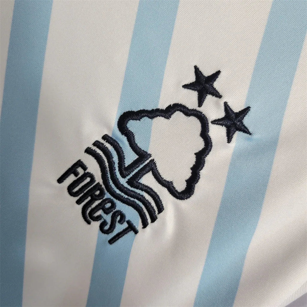 Maillot extérieur Nottingham Forest 2023-24 Le 12 -ème Maillot, maillot de football avec logo et couleurs officielles.