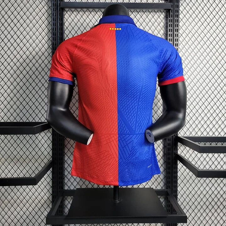 Maillot domicile FC Barcelone 2023-2024 de la marque Le 12 -ème Maillot, vue frontale avec logo et couleurs traditionnelles.