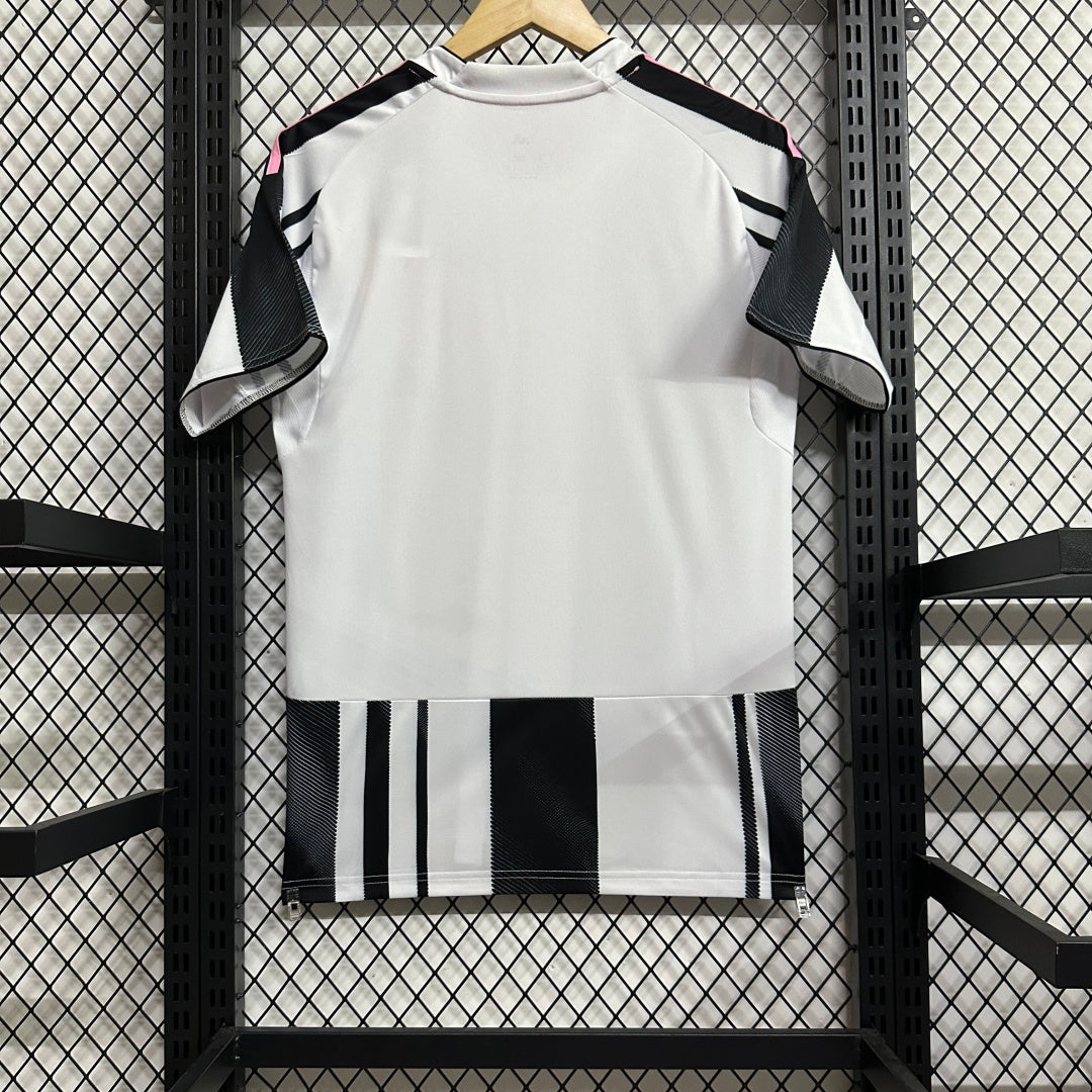 Maillot domicile Juventus 25/26 de la marque Le 12 -ème Maillot, vue du devant avec logo et détails en blanc et noir.