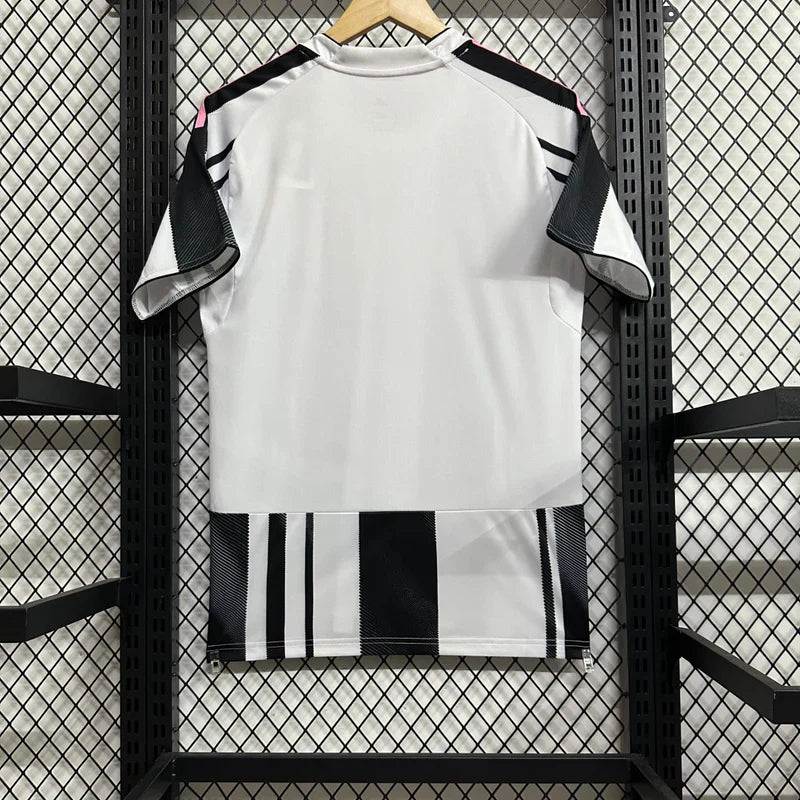 Maillot Juventus 2025-26 de la marque Le 12 -ème Maillot, vue de face avec détails du design et logos officiels.