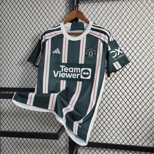 Maillot extérieur Manchester United saison 2023-2024, Le 12 -ème Maillot, tissu rouge avec logo et détails de la saison.