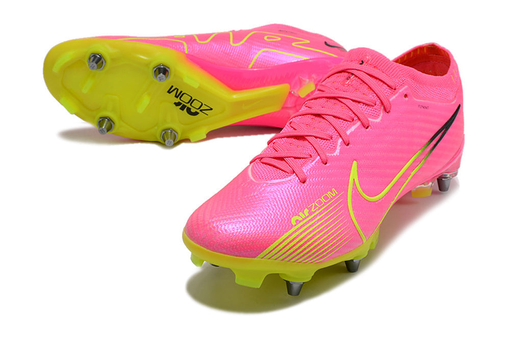 Crampons Mercurial Vapor XV Elite de Le 12 -ème Maillot, vue en gros plan avec crampons en acier pour football.