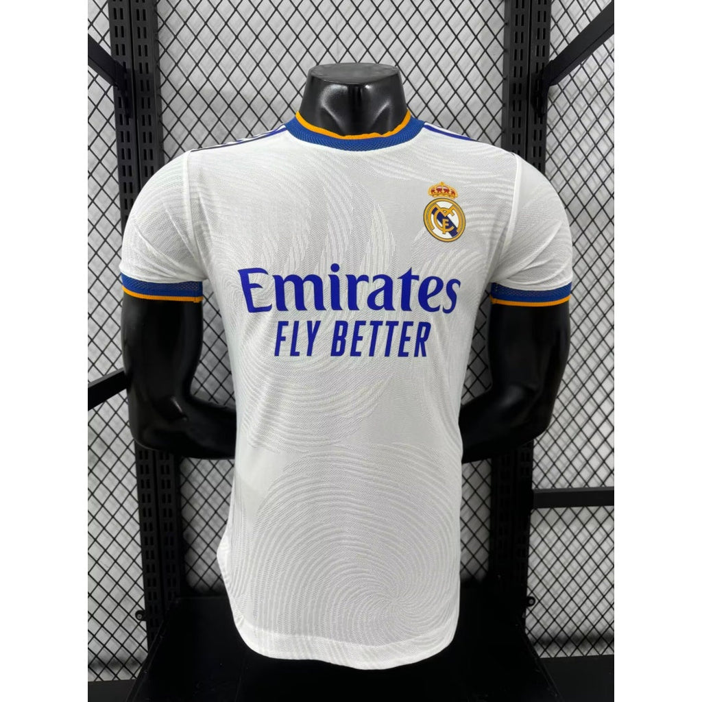 Maillot domicile Real Madrid 2021/2022 Le 12 -ème Maillot, version joueur, avec logo du club et détails du design.