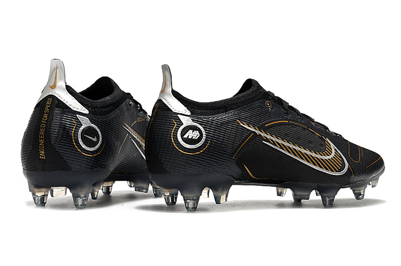 Crampons Mercurial Superfly 8 Elite pour football, design léger et semelles en acier, en gros plan sur le produit.