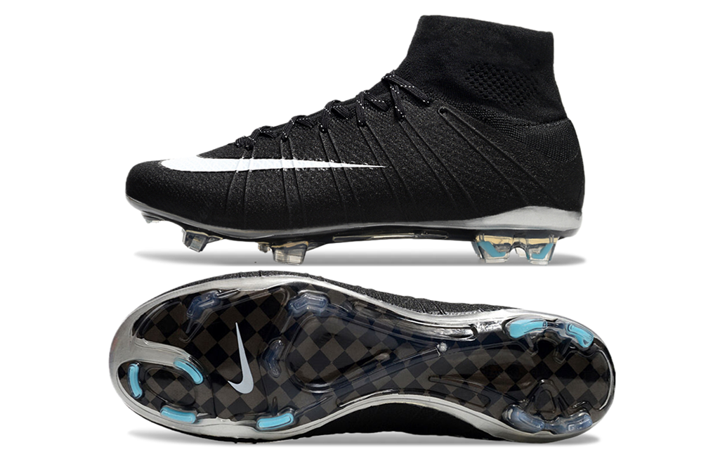 Crampons Mercurial Superfly pour football, fixations en métal, conçus pour améliorer la traction sur terrain.