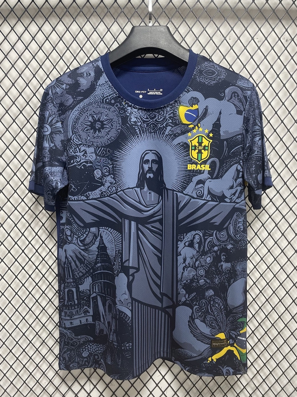 Maillot 24/25 Brésil bleu Le 12 -ème Maillot, maillot de football avec logo et détails bleus, vue frontale sur mannequin.