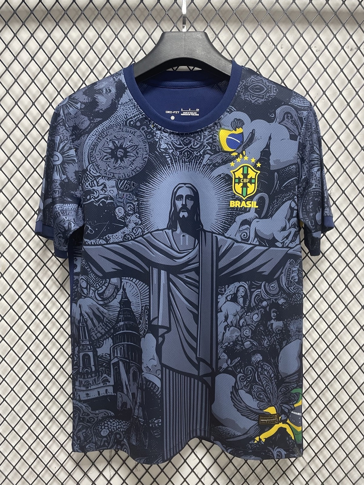 Maillot 24/25 Brésil bleu Le 12 -ème Maillot, maillot de football avec logo et détails bleus, vue frontale sur mannequin.