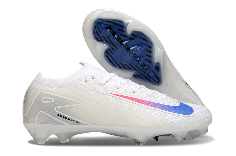 Crampons Mercurial Vapor XV Elite de Le 12 -ème Maillot, vue de face, avec crampons en métal pour football.