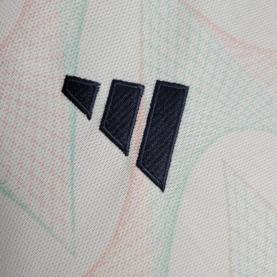 Maillot extérieur Ajax saison 2023-2024, Le 12 -ème Maillot, vue de face avec logo et motifs verts et blancs.