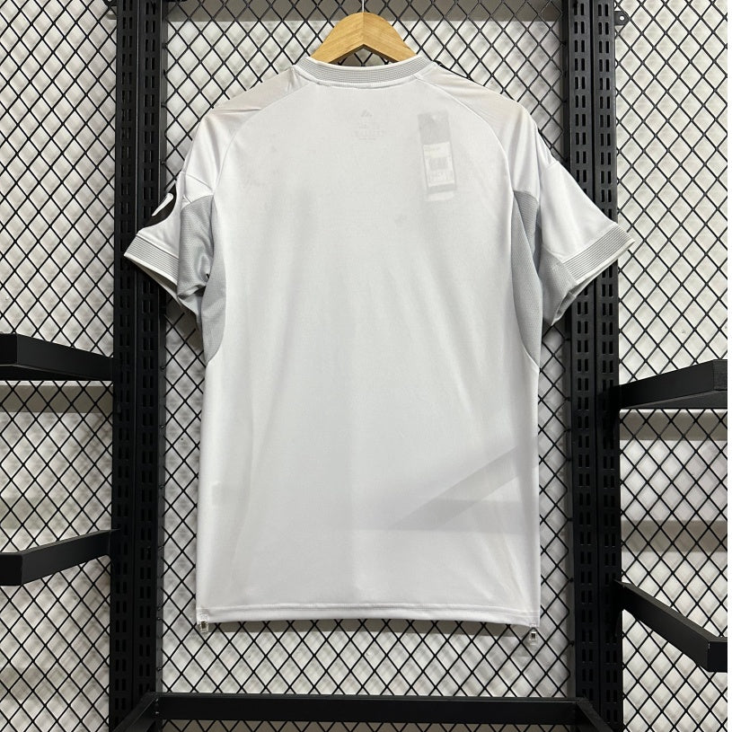 Maillot domicile Real Madrid 25/26 Le 12 -ème Maillot, maillot de football blanc avec logo et détails officiels.