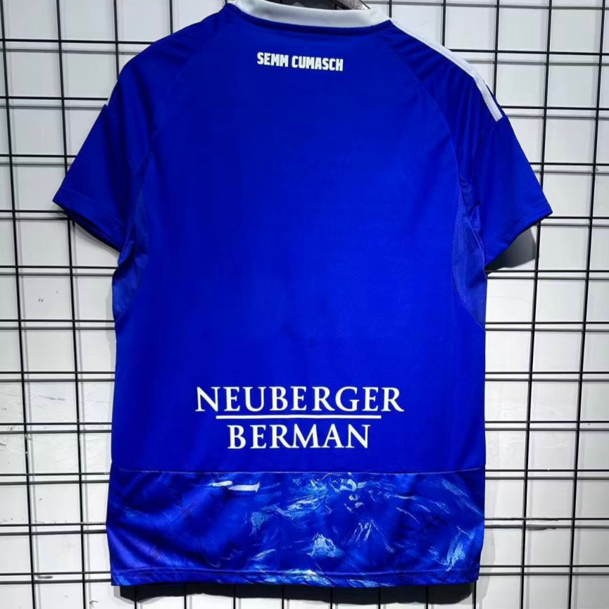 Maillot de football Le 12 -ème Maillot 25/26 Como Domicile, maillot bleu avec logo et détails de l'équipe sur le devant.