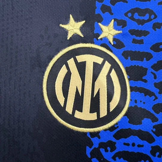 Maillot Inter Milan édition spéciale 2024/25 en tissu, logo et détails du club visibles, fabriqué par Le 12 -ème Maillot.