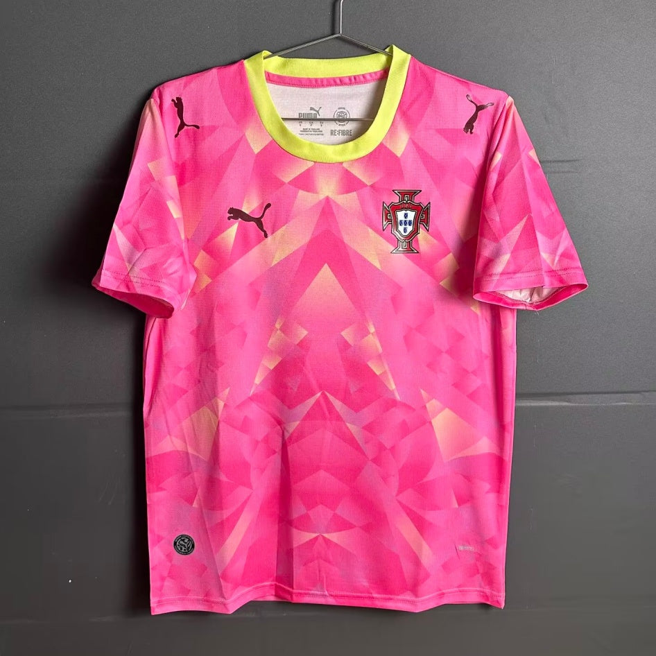 Maillot Portugal 25/26 rose de la marque Le 12 -ème Maillot, jersey de football avec design rose vif et logo officiel.