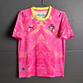 Maillot Portugal 25/26 rose de la marque Le 12 -ème Maillot, jersey de football avec design rose vif et logo officiel.