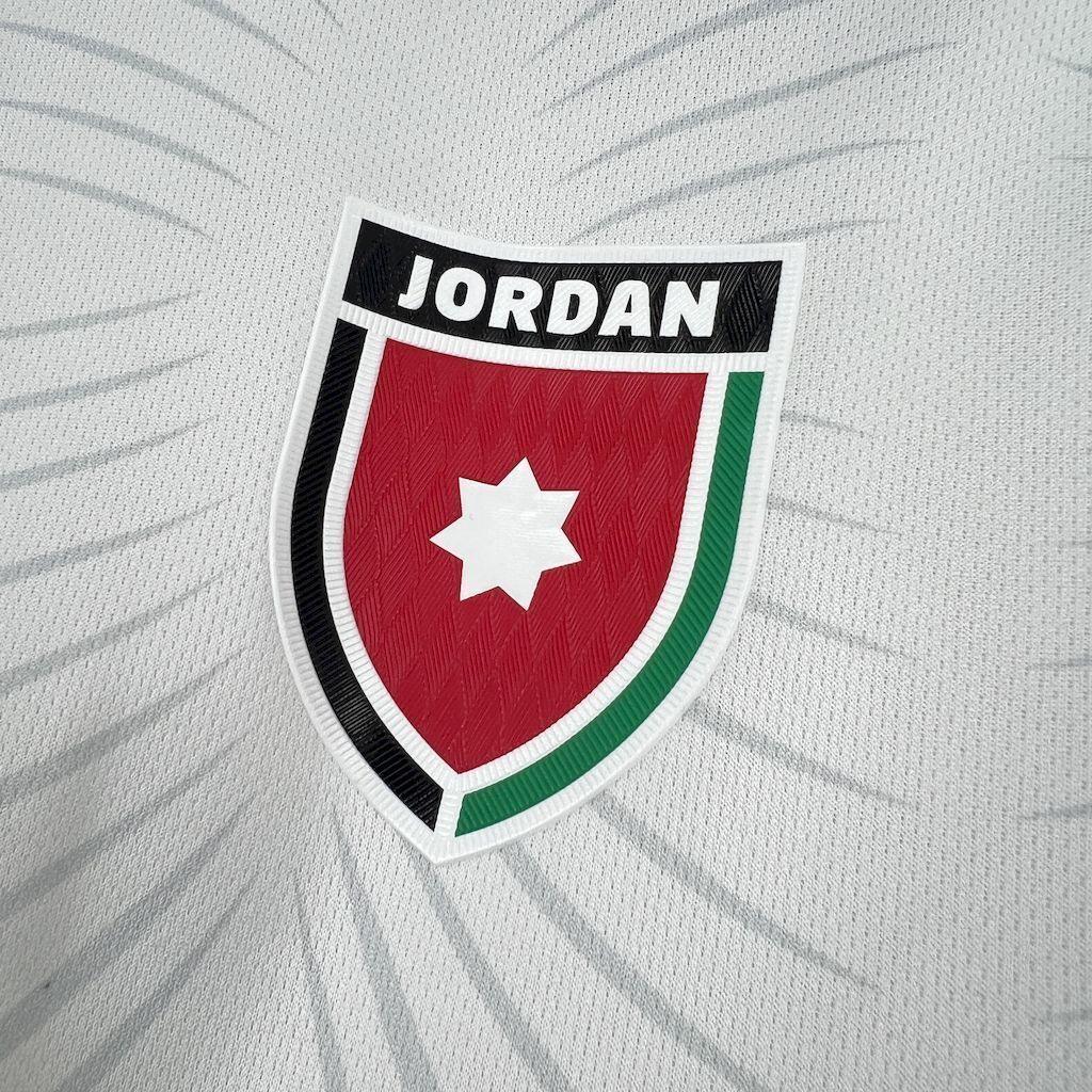 Maillot de la Jordanie pour la Coupe du Monde 2026, marque Le 12 -ème Maillot, vue en gros plan avec détails du design.
