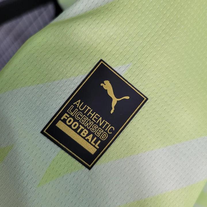 Maillot de gardien Manchester City 2023 2024 Le 12-ème Maillot, maillot de football avec logo et détails en bleu et blanc.