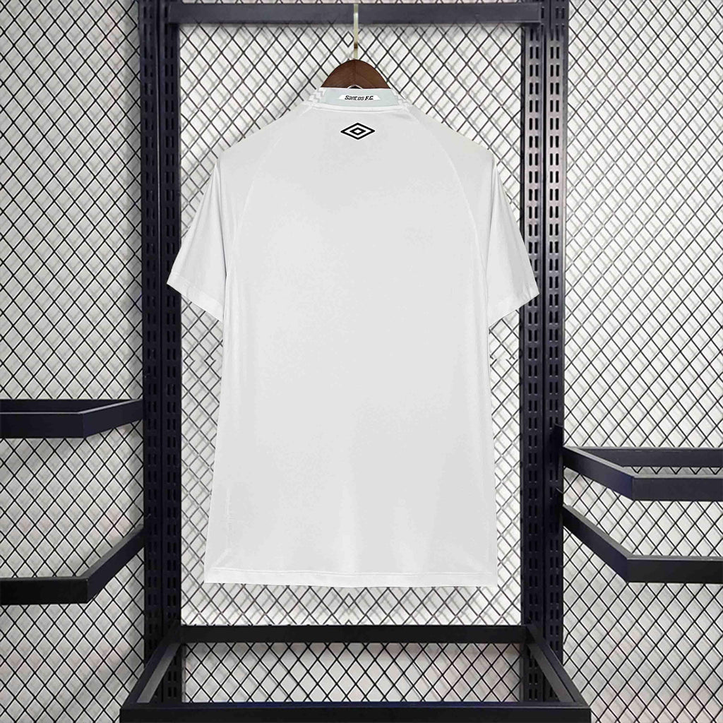 Maillot Santos 2025-26 de la marque Le 12 -ème Maillot, vue de face avec logo et détails colorés.