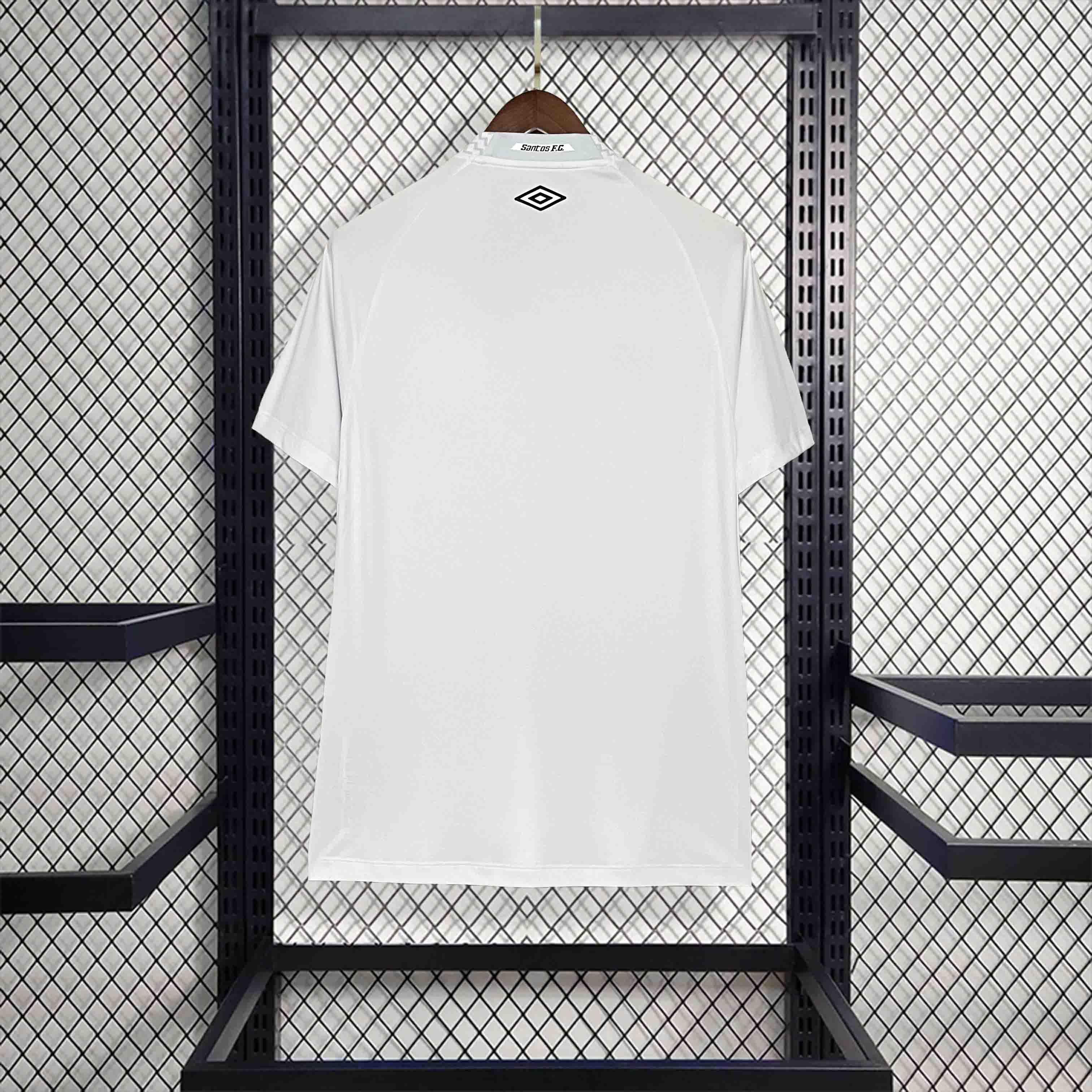 Maillot Santos 2025-26 de la marque Le 12 -ème Maillot, vue de face avec logo et détails colorés.