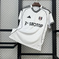 Maillot Fulham 2025-26 de la marque Le 12 -ème Maillot, vue de face, en tissu bleu avec logo du club.
