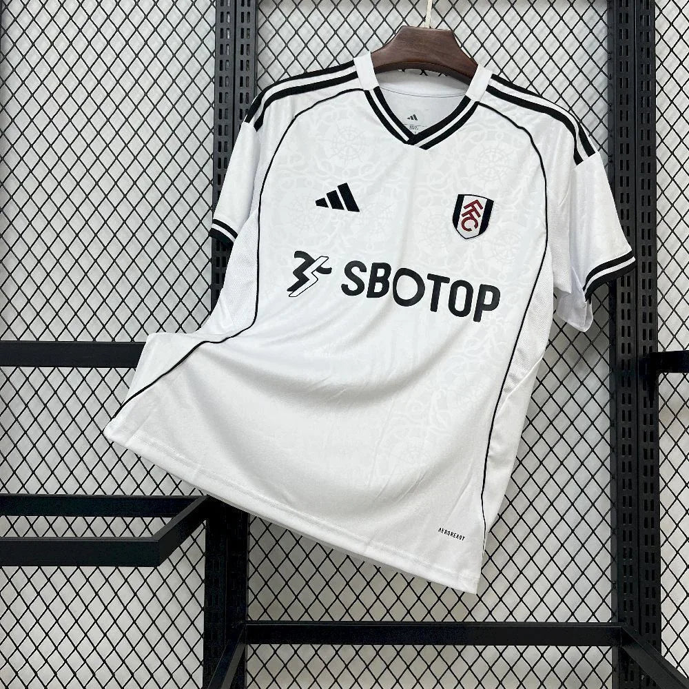 Maillot Fulham 2025-26 de la marque Le 12 -ème Maillot, vue de face, en tissu bleu avec logo du club.