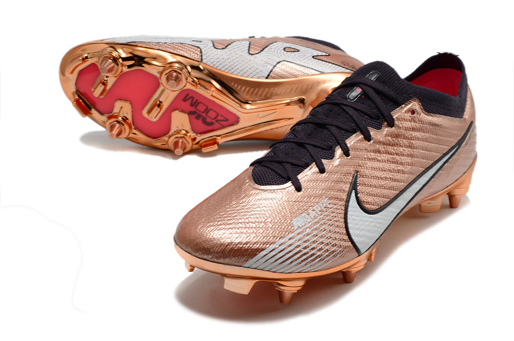 Crampons Mercurial Vapor XV Elite de Le 12 -ème Maillot, vue des spikes et de la semelle en caoutchouc pour football.