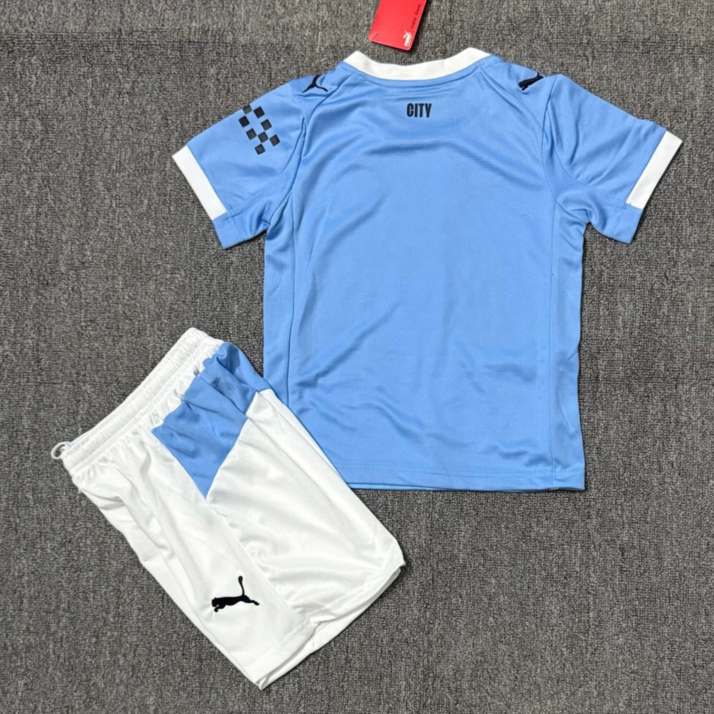 Ensemble enfant Manchester City domicile de la marque Le 12 -ème Maillot, maillot et short bleu avec logos officiels.