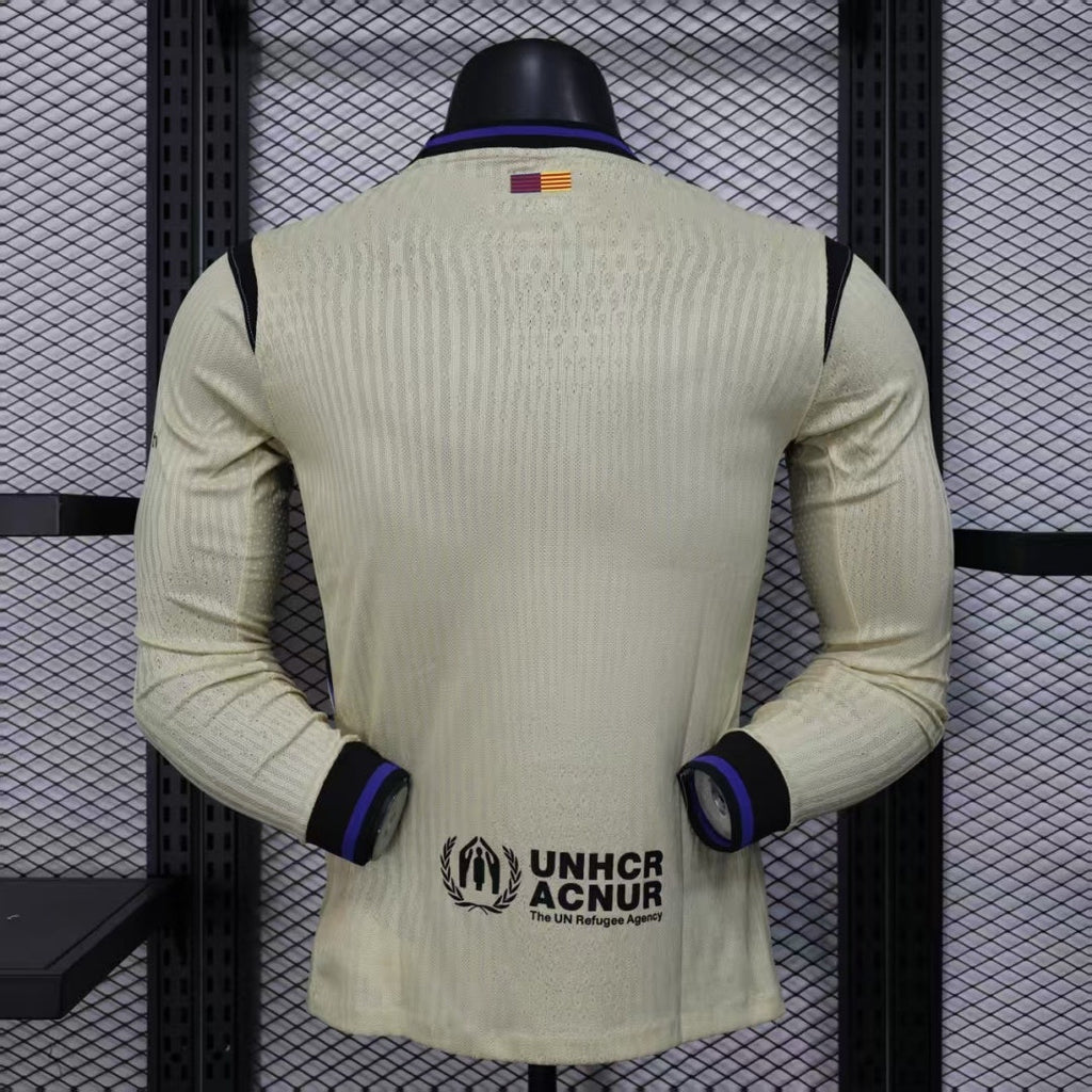 Maillot extérieur à manches longues de Barcelone 24/25, marque Le 12 -ème Maillot, porté par un joueur.
