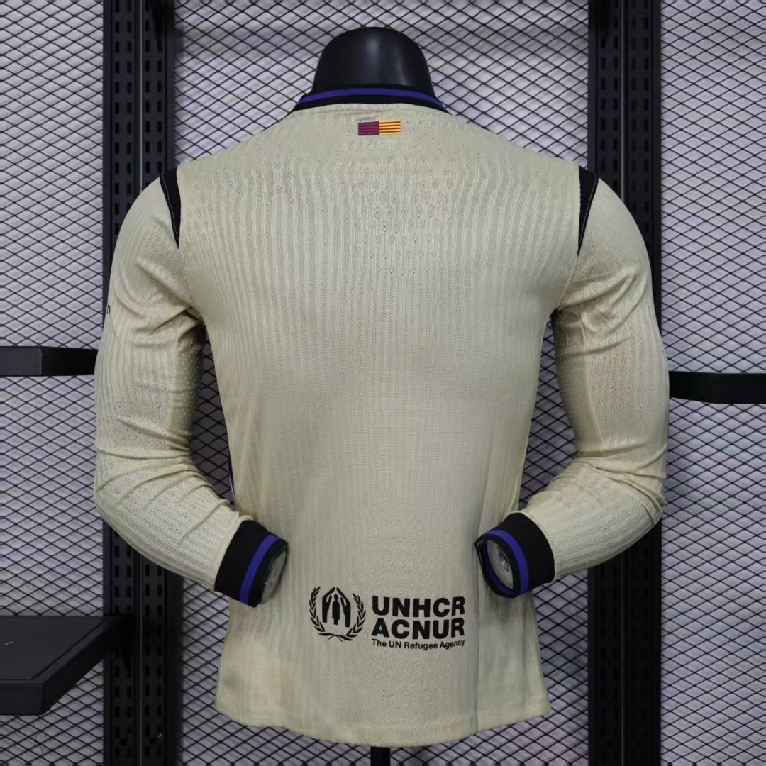Maillot extérieur à manches longues de Barcelone 24/25, marque Le 12 -ème Maillot, porté par un joueur.