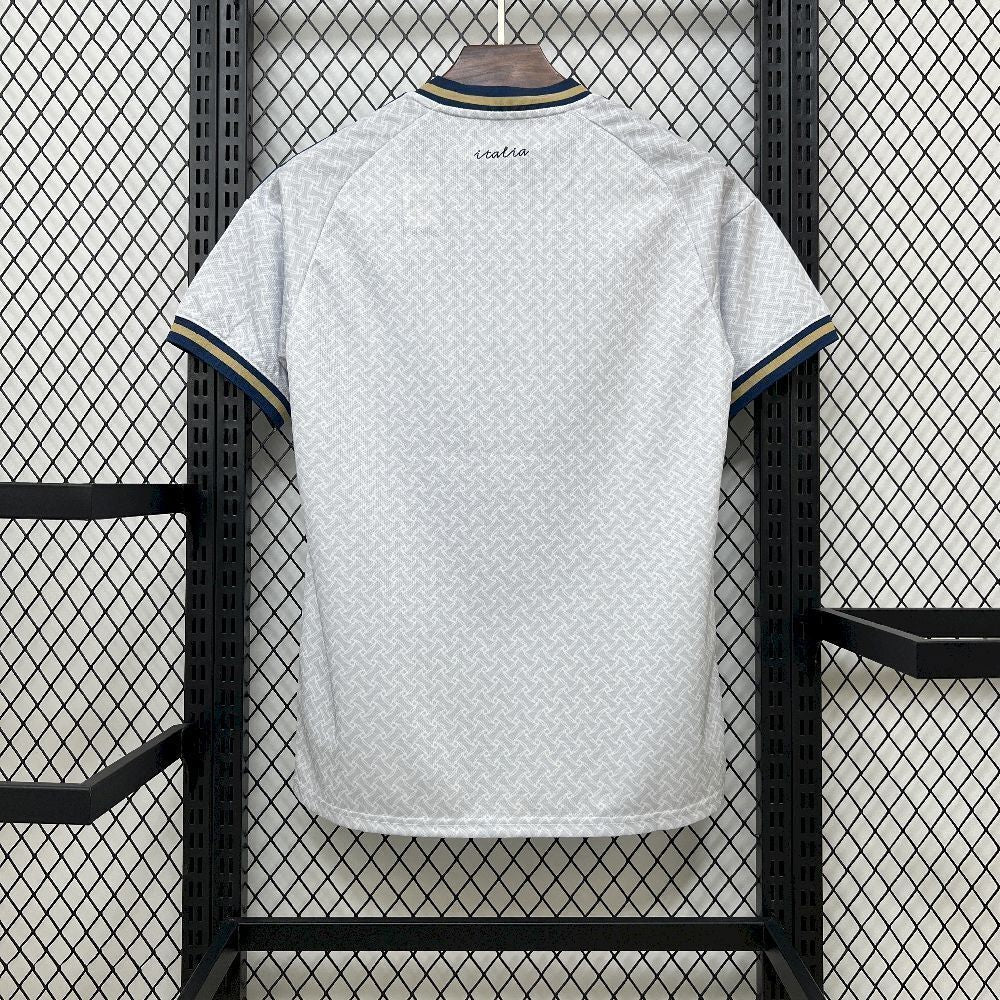 Maillot extérieur de l'Italie pour la Coupe du Monde 2026, marque Le 12 -ème Maillot, vue de face avec logo et détails du maillot.