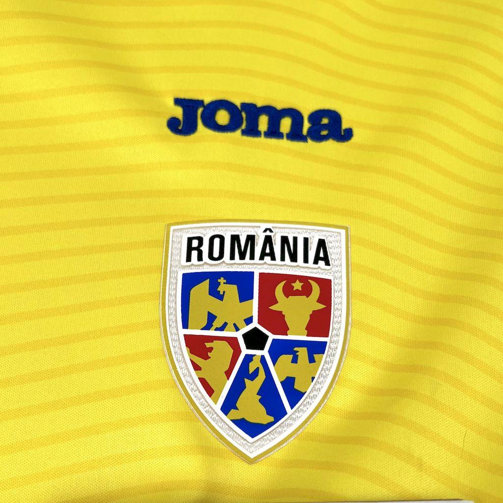Maillot Romanie 2025 de Le 12 -ème Maillot, vue détaillée avec design moderne et couleurs vives sur fond blanc.