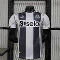 Maillot Newcastle 2025-26 de la marque Le 12 -ème Maillot, vue de face avec logo et design du maillot de football.
