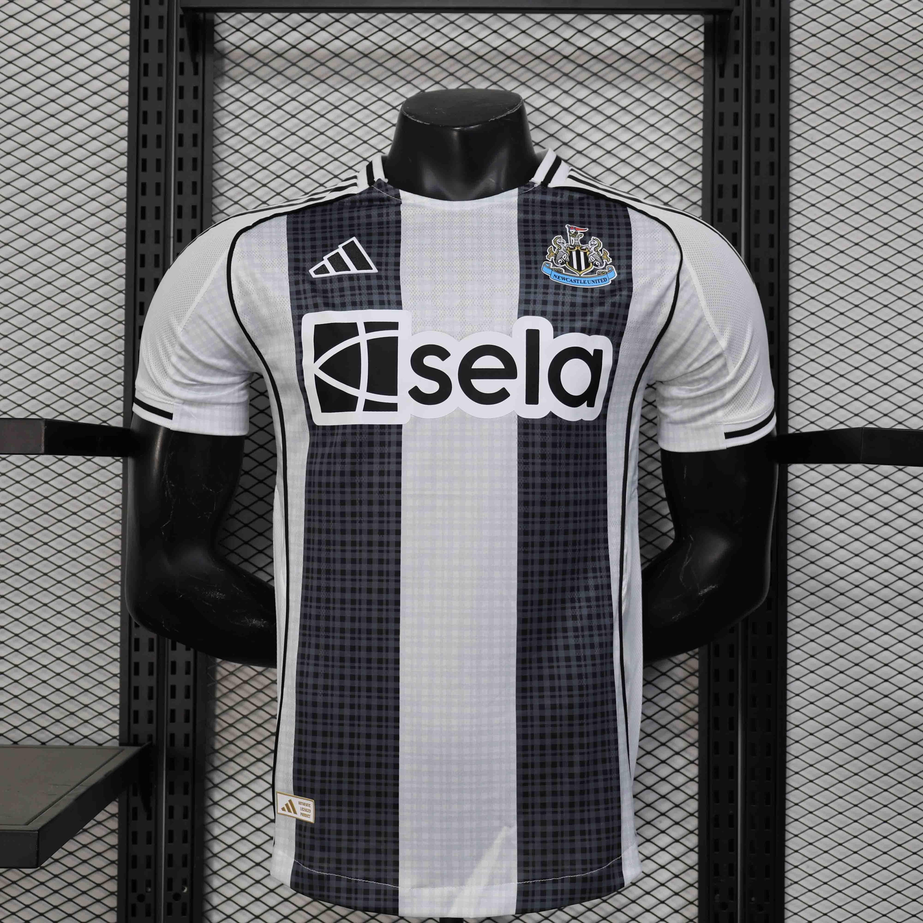 Maillot Newcastle 2025-26 de la marque Le 12 -ème Maillot, vue de face avec logo et design du maillot de football.