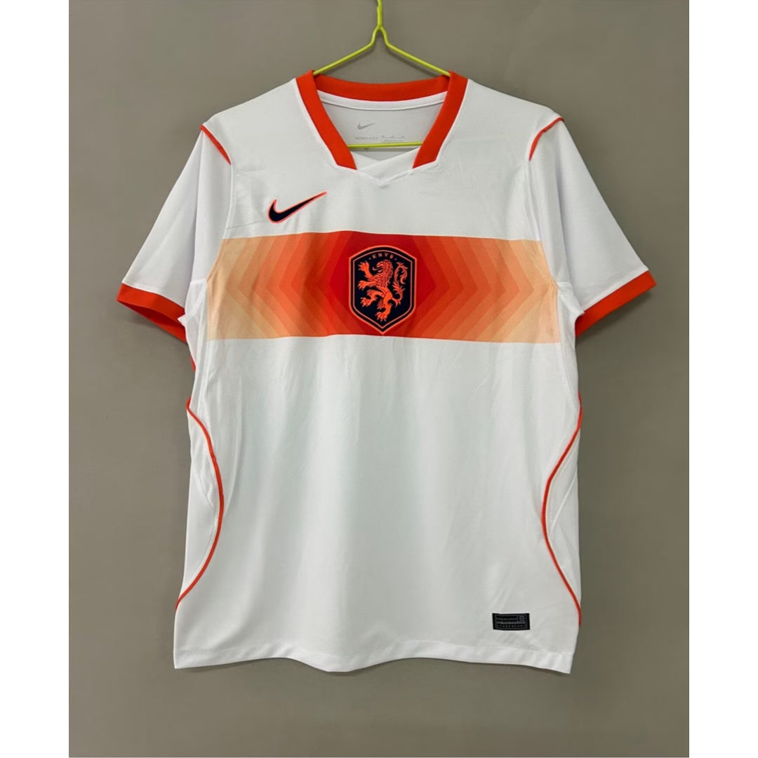 Maillot extérieur 25/26 Pays-Bas Le 12 -ème Maillot, maillot de football orange avec logo national et détails blancs.