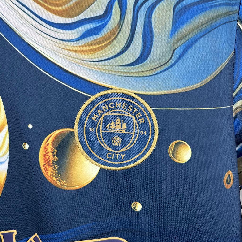 Maillot Manchester City concept 2025-26 de la marque Le 12 -ème Maillot, vue de face avec logo et détails du design.