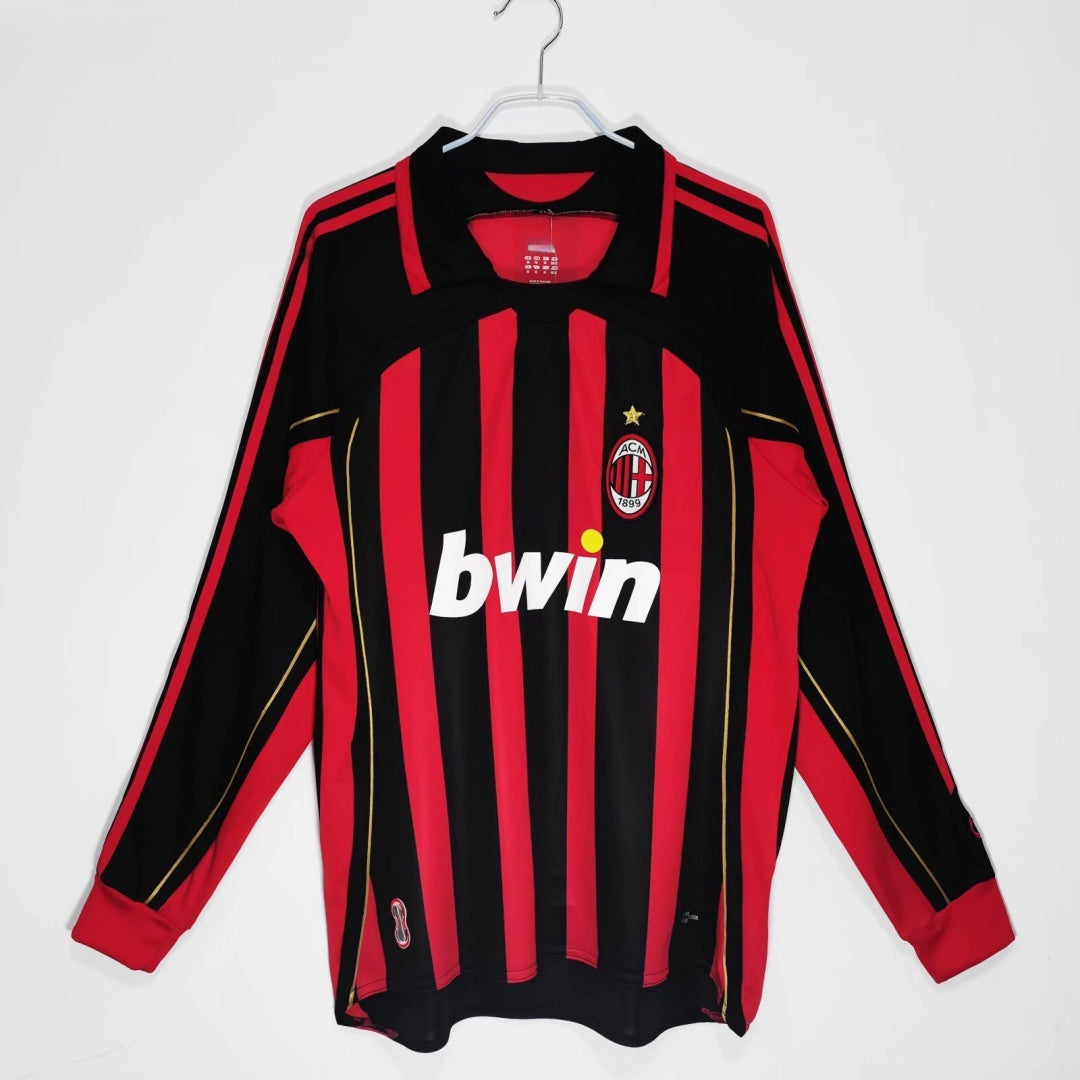 Maillot domicile rétro de l'AC Milan 2006-2007 à manches longues, marque Le 12ème Maillot, tissu bleu avec détails rouges.