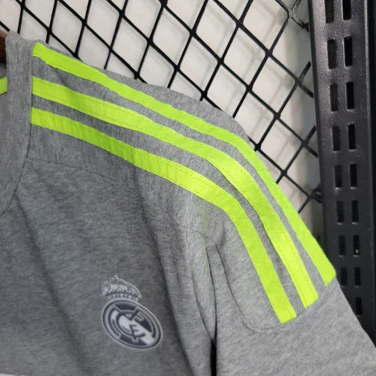 Maillot Real Madrid 2015-2016 Le 12 -ème Maillot, maillot de football blanc avec logo et détails du club.
