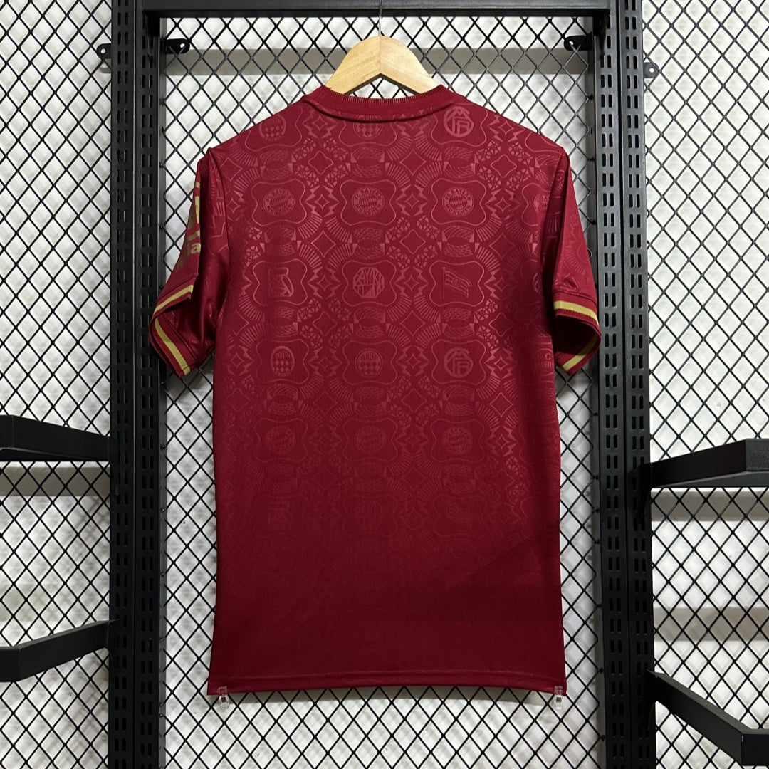 Maillot rouge Bayern Munich 125e anniversaire 25/26, marque Le 12 -ème Maillot, vue front avec logo et détails du design
