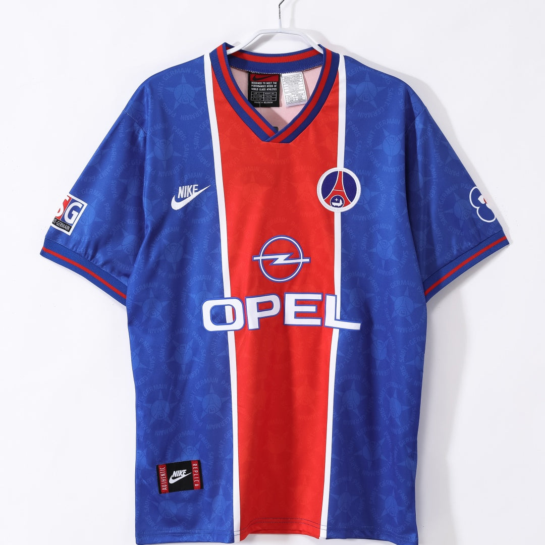 Maillot domicile rétro PSG 1995-1996 Le 12-ème Maillot, maillot de football rouge avec logo du club et détails blancs.