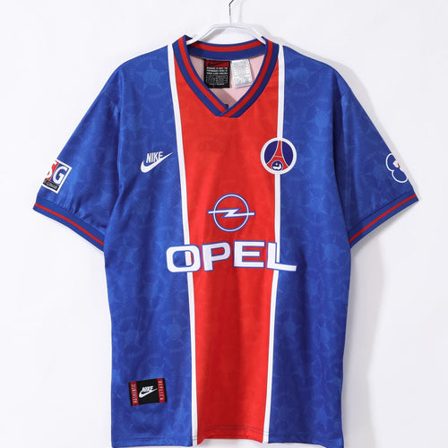 Maillot domicile rétro PSG 1995-1996 Le 12-ème Maillot, maillot de football rouge avec logo du club et détails blancs.